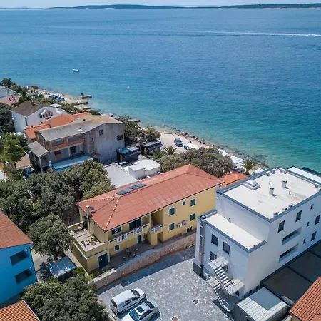 Plazibat ماندري