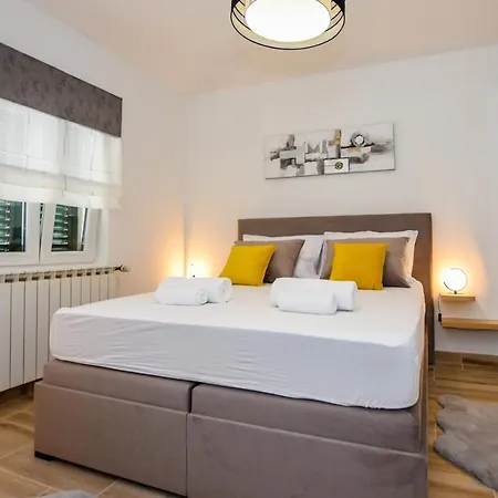 Apartment Plazibat