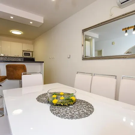 Apartment Plazibat